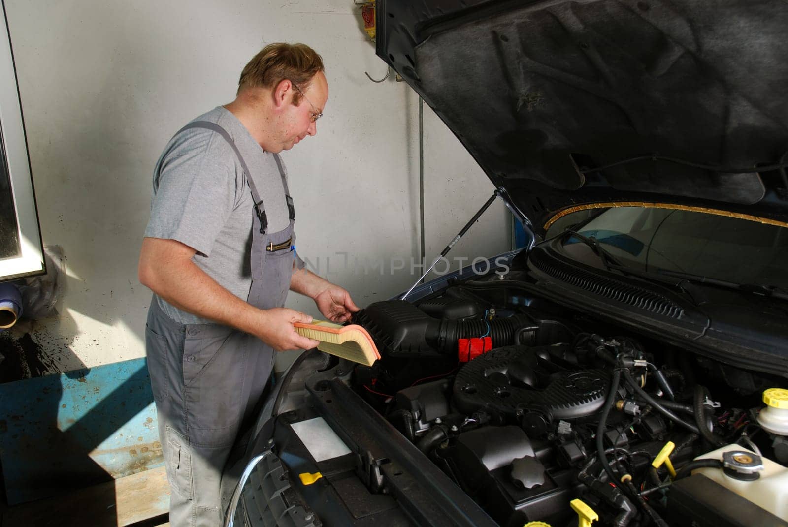 Replacing the air filter