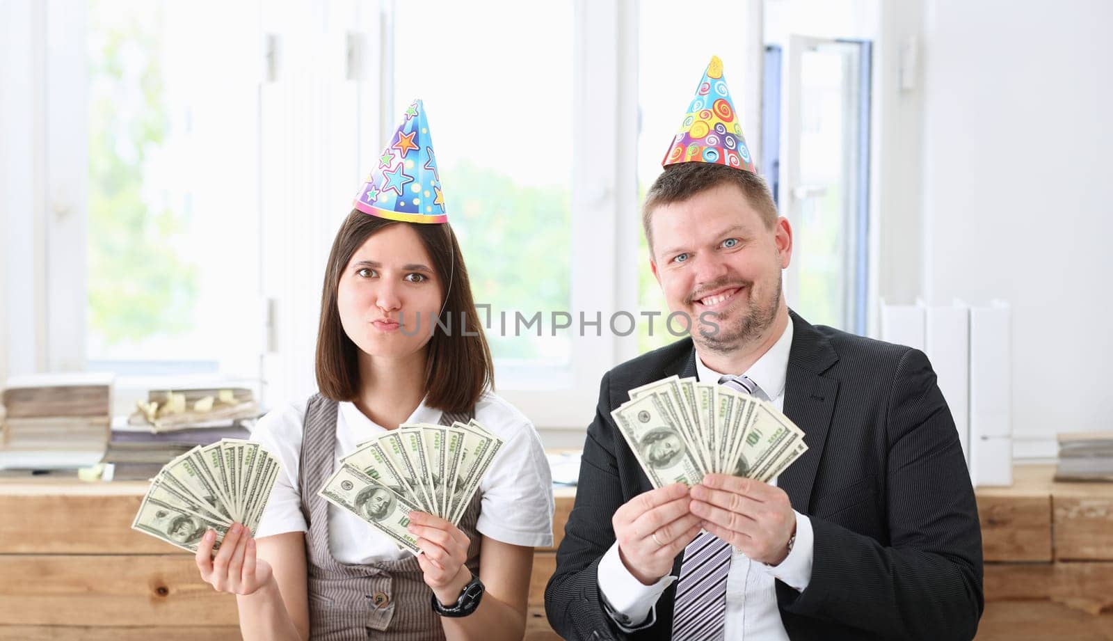 A man and a woman enjoy light money in the form of fraud. Demonstrate them in the camera and smile fairly
