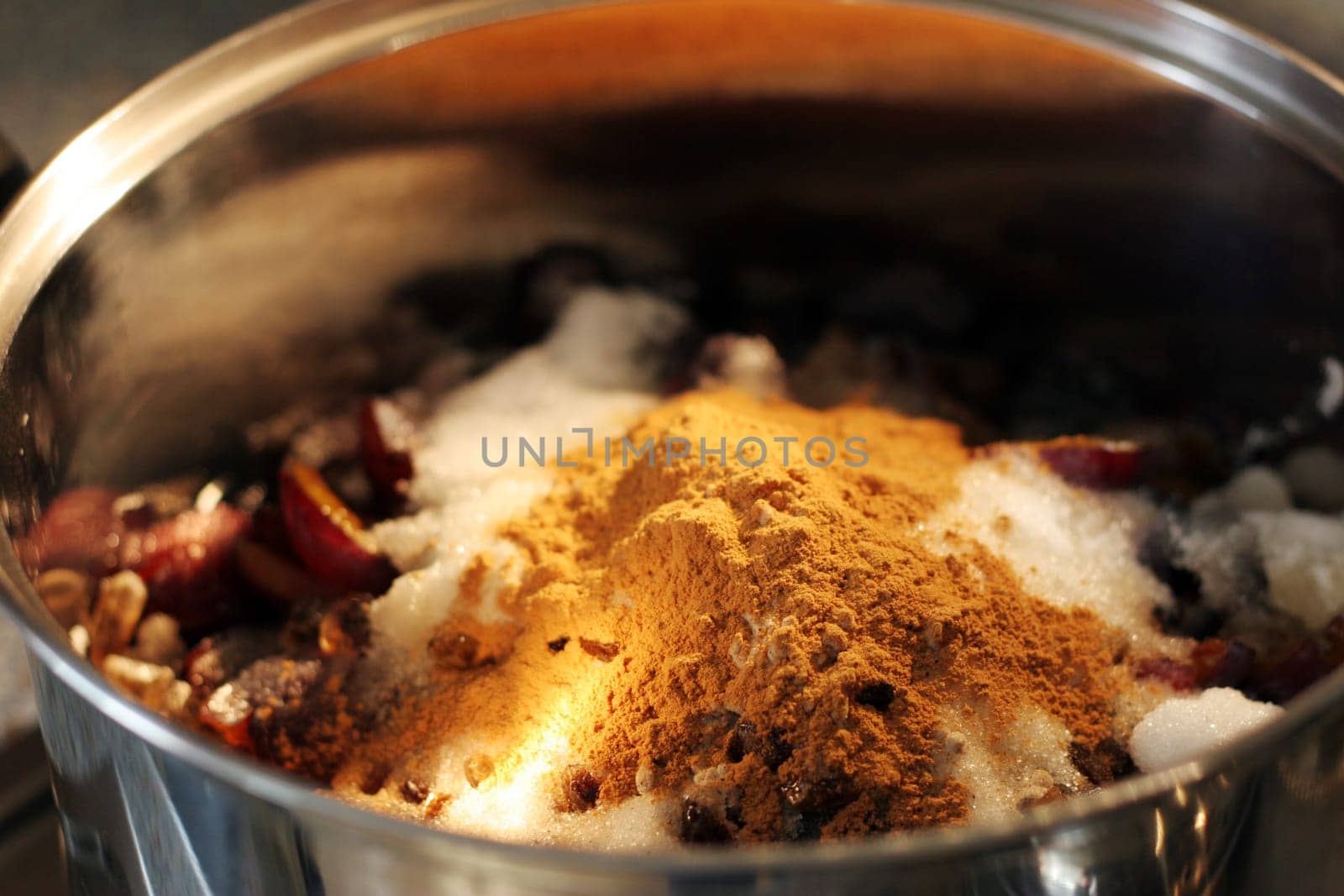 Cooking plum jam