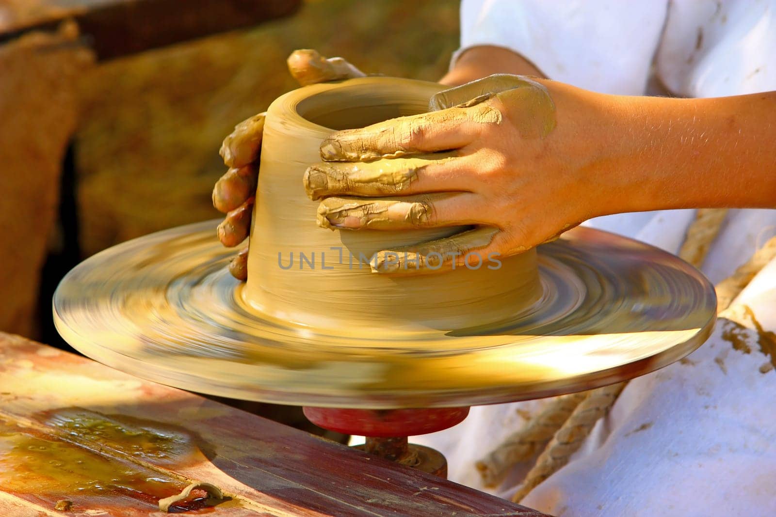 Making the pot on the potter&#039 s wheel, closeup