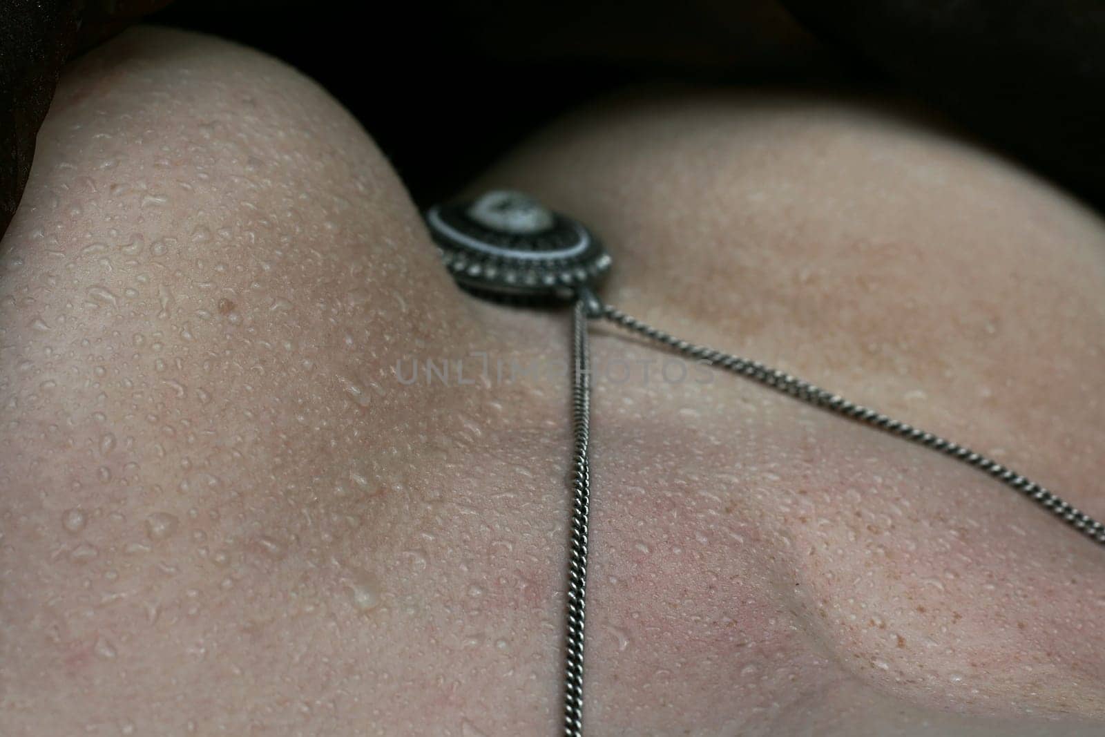 The medallion in the décolleté
