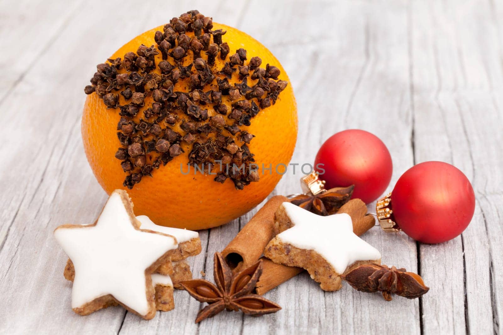 Cinnamon stars with spices