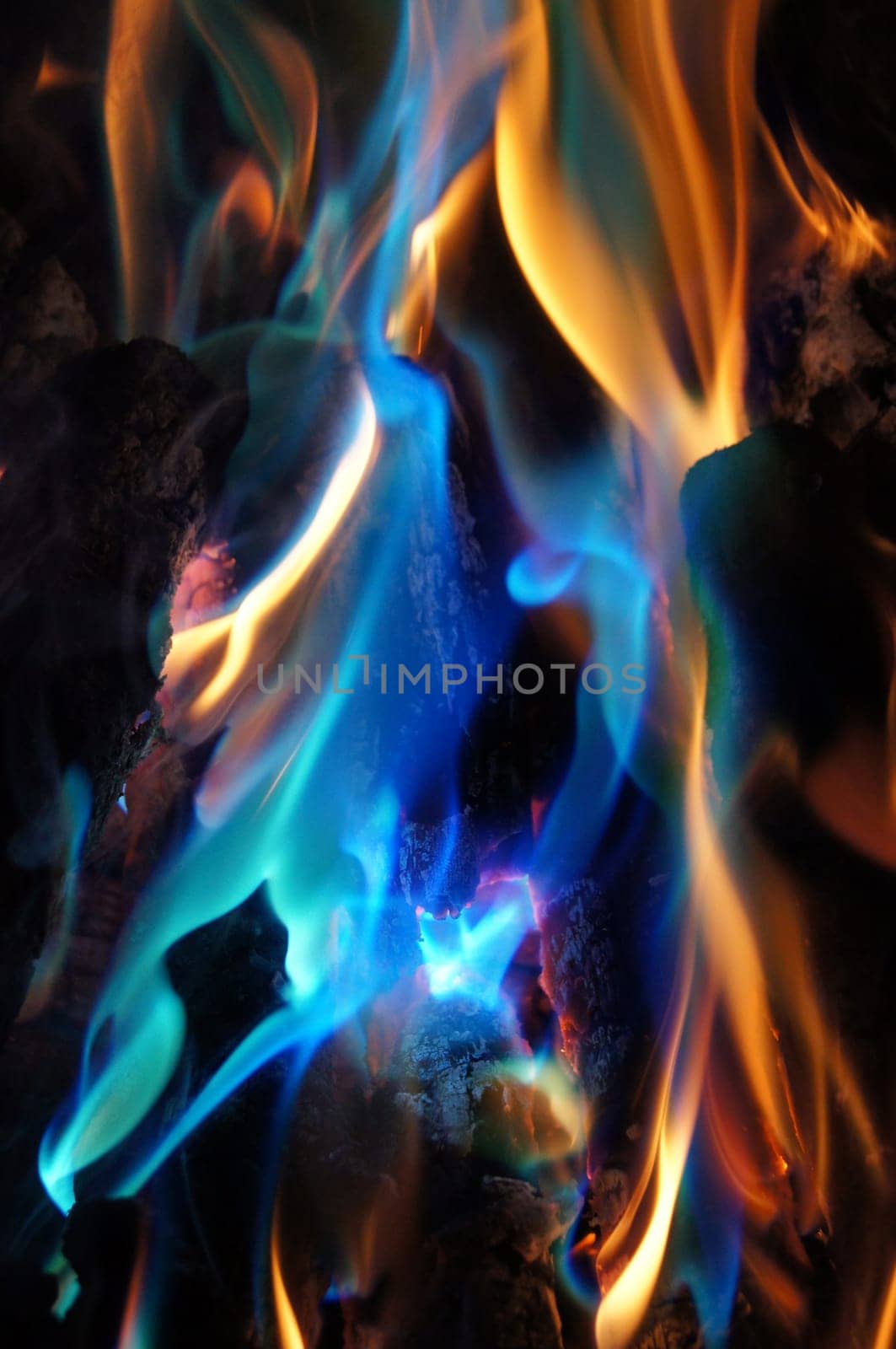 Copper Sulfate Fuelled Flames on a Log Fire