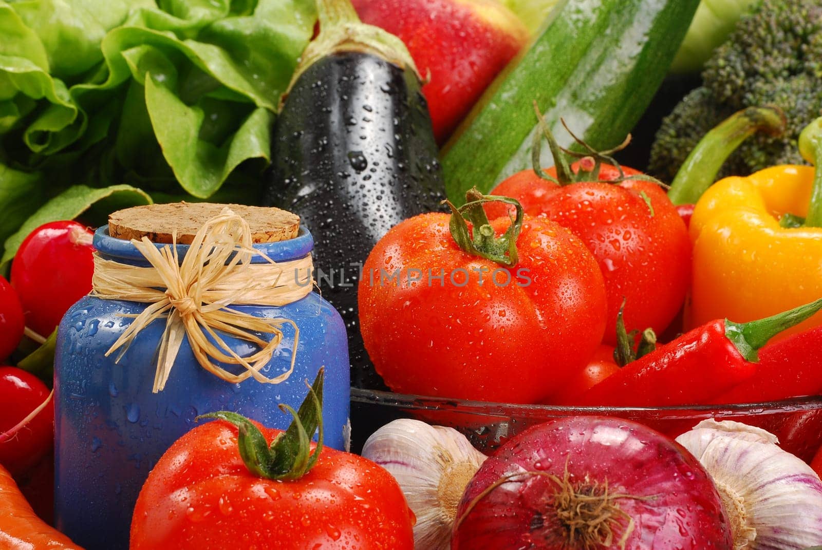 Composition with raw vegetables