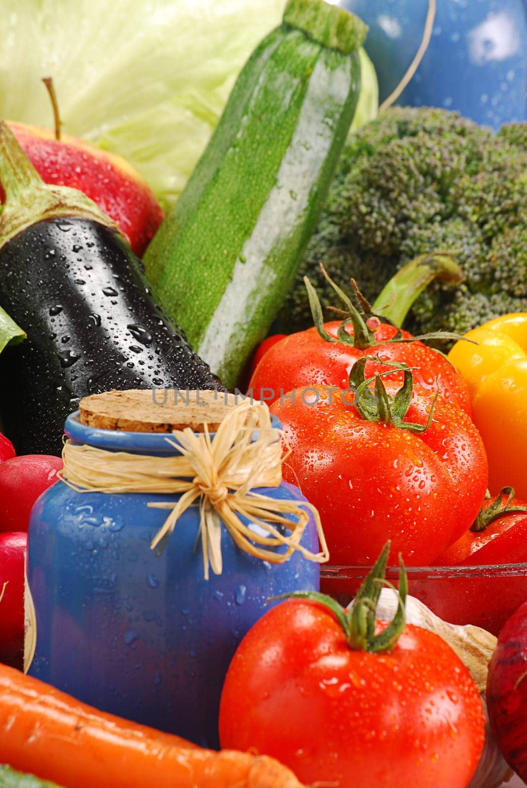 Composition with raw vegetables