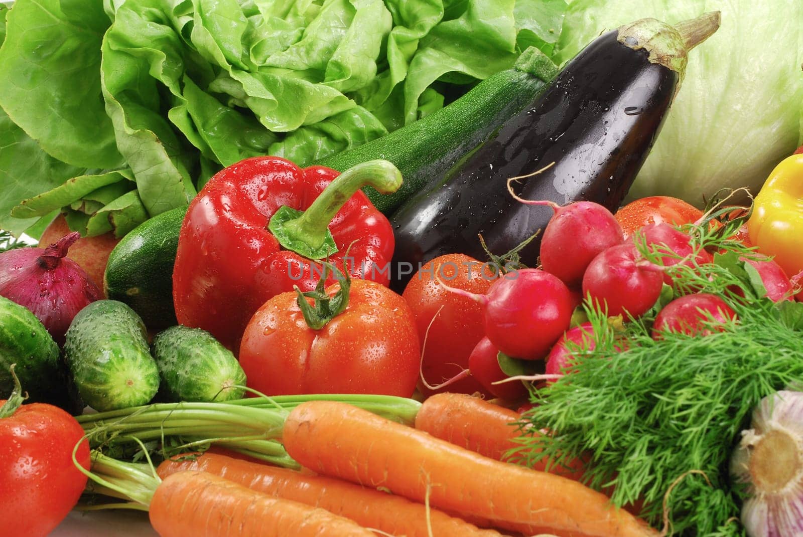 Composition with raw vegetables