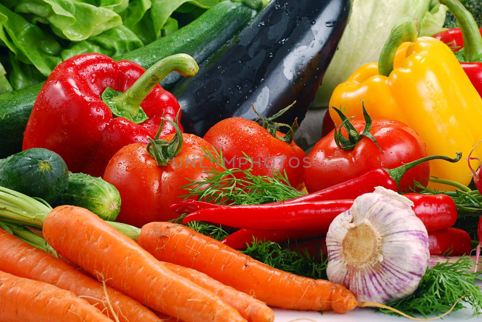 Composition with raw vegetables