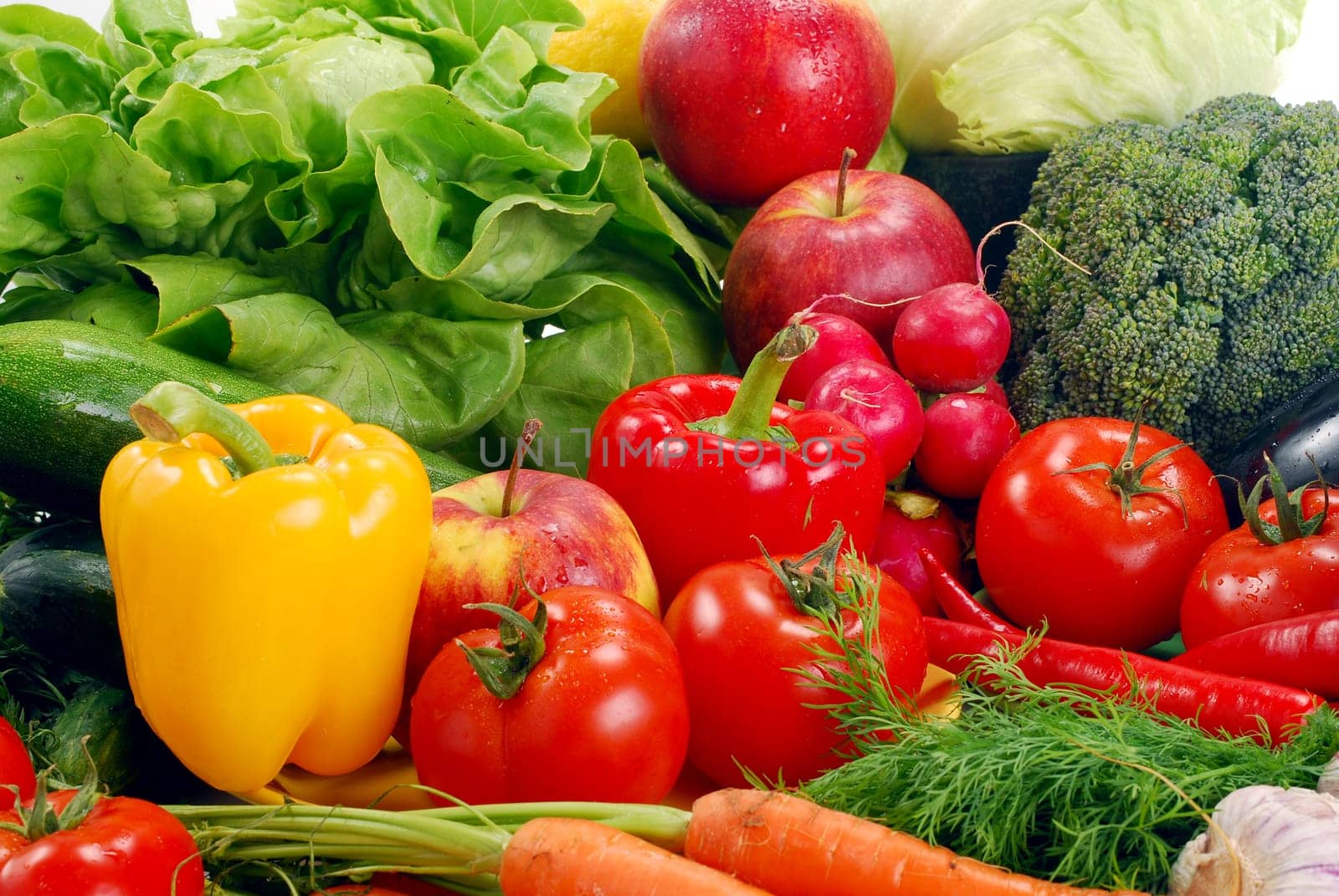 Composition with raw vegetables