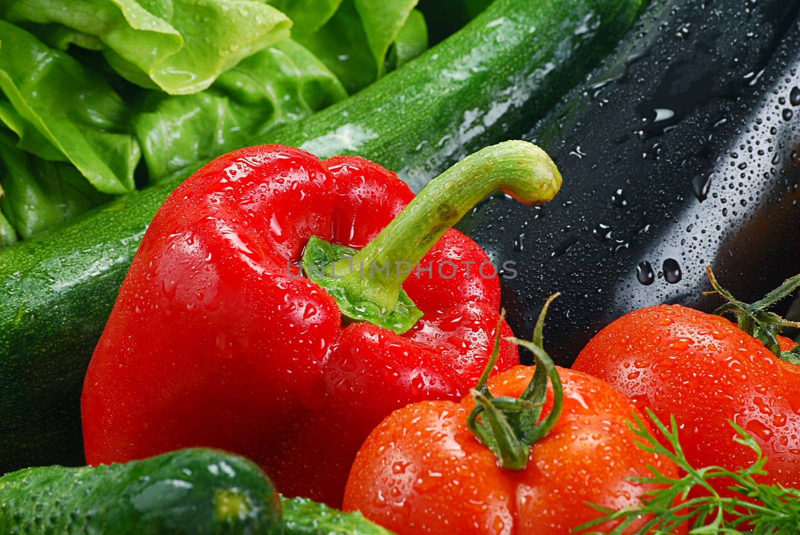 Composition with raw vegetables