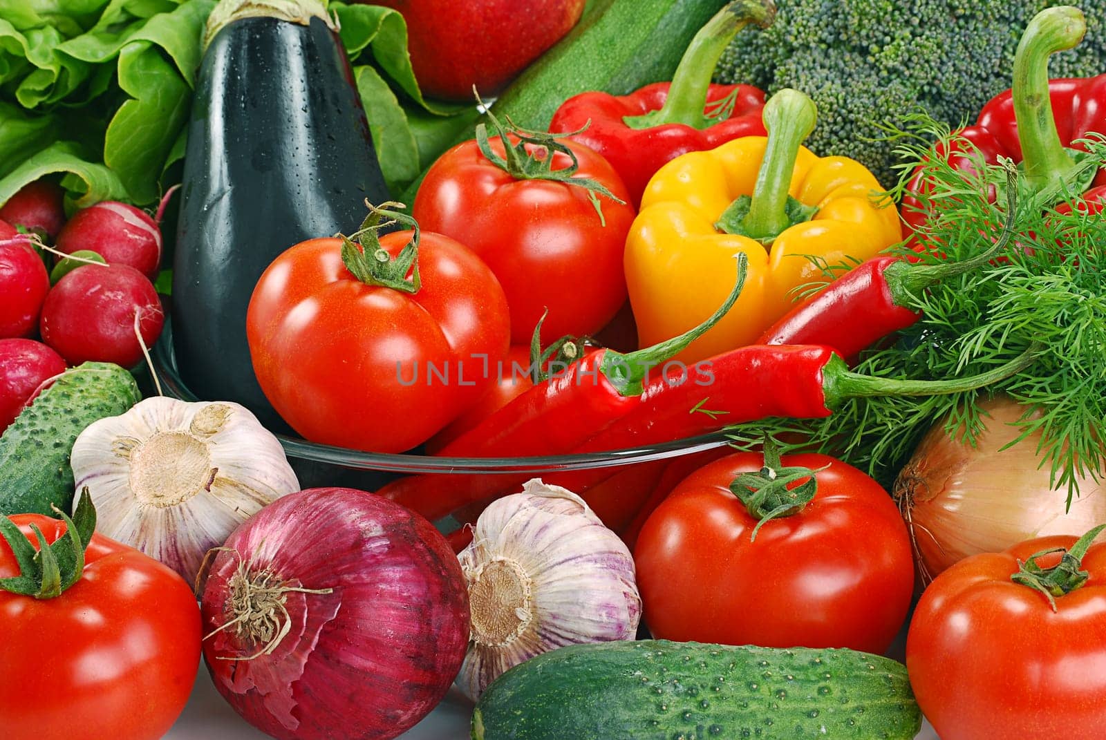 Composition with raw vegetables