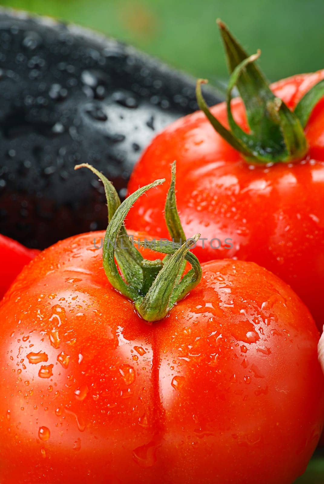 Composition with raw vegetables