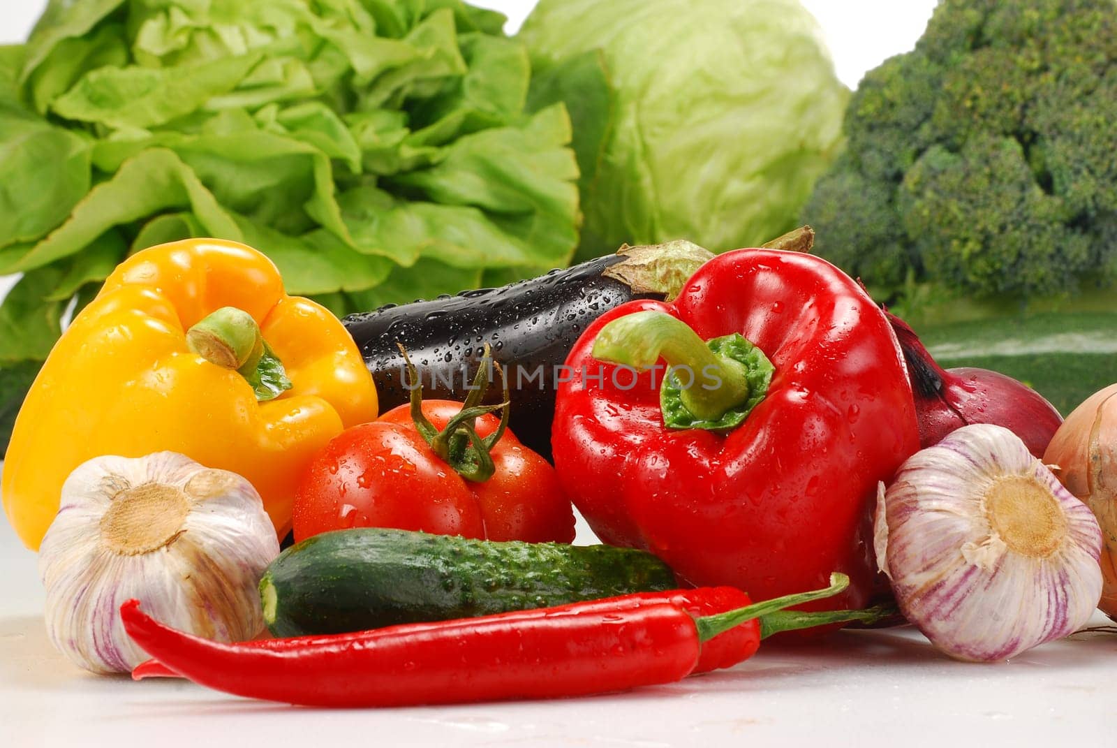 Composition with raw vegetables