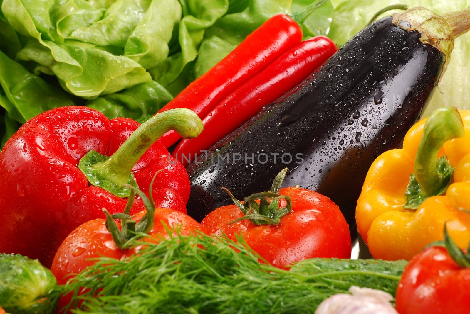 Composition with raw vegetables