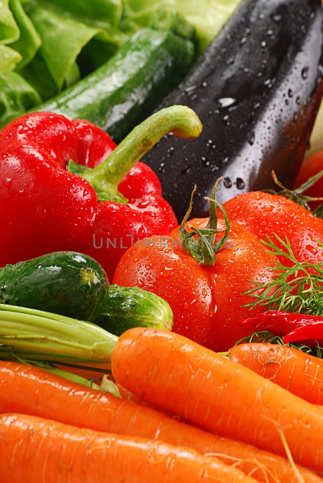 Composition with raw vegetables