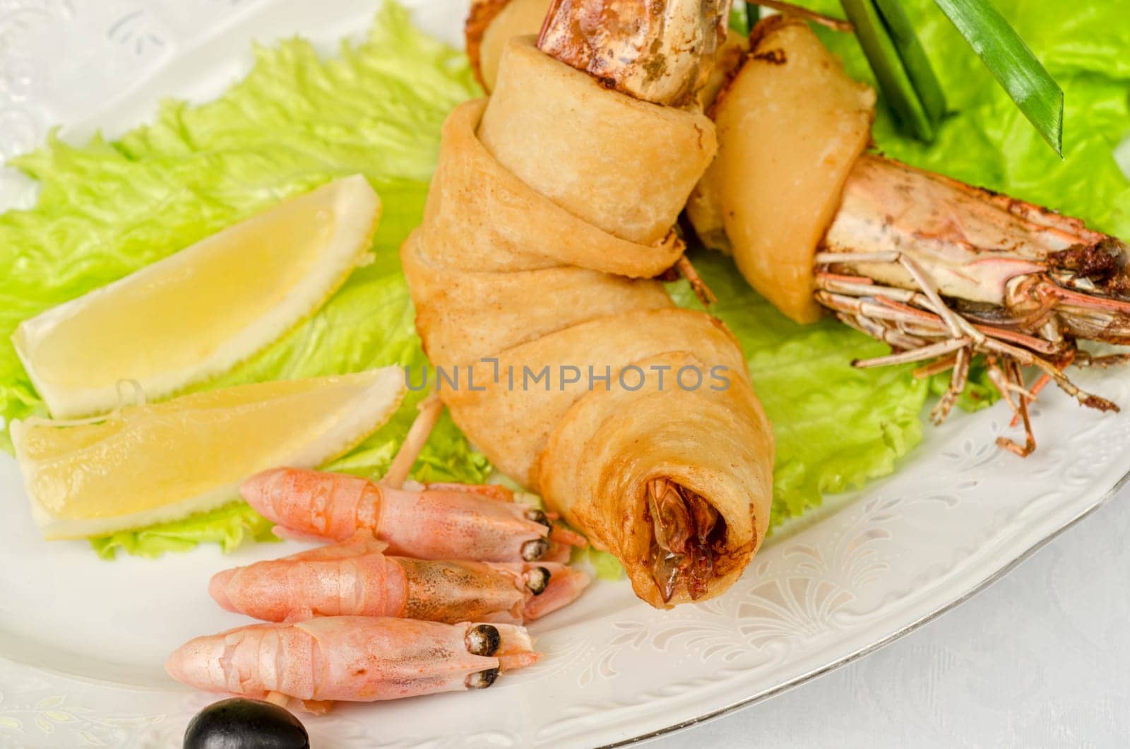 shrimps, with lettuce, green onion, lemon and black olive