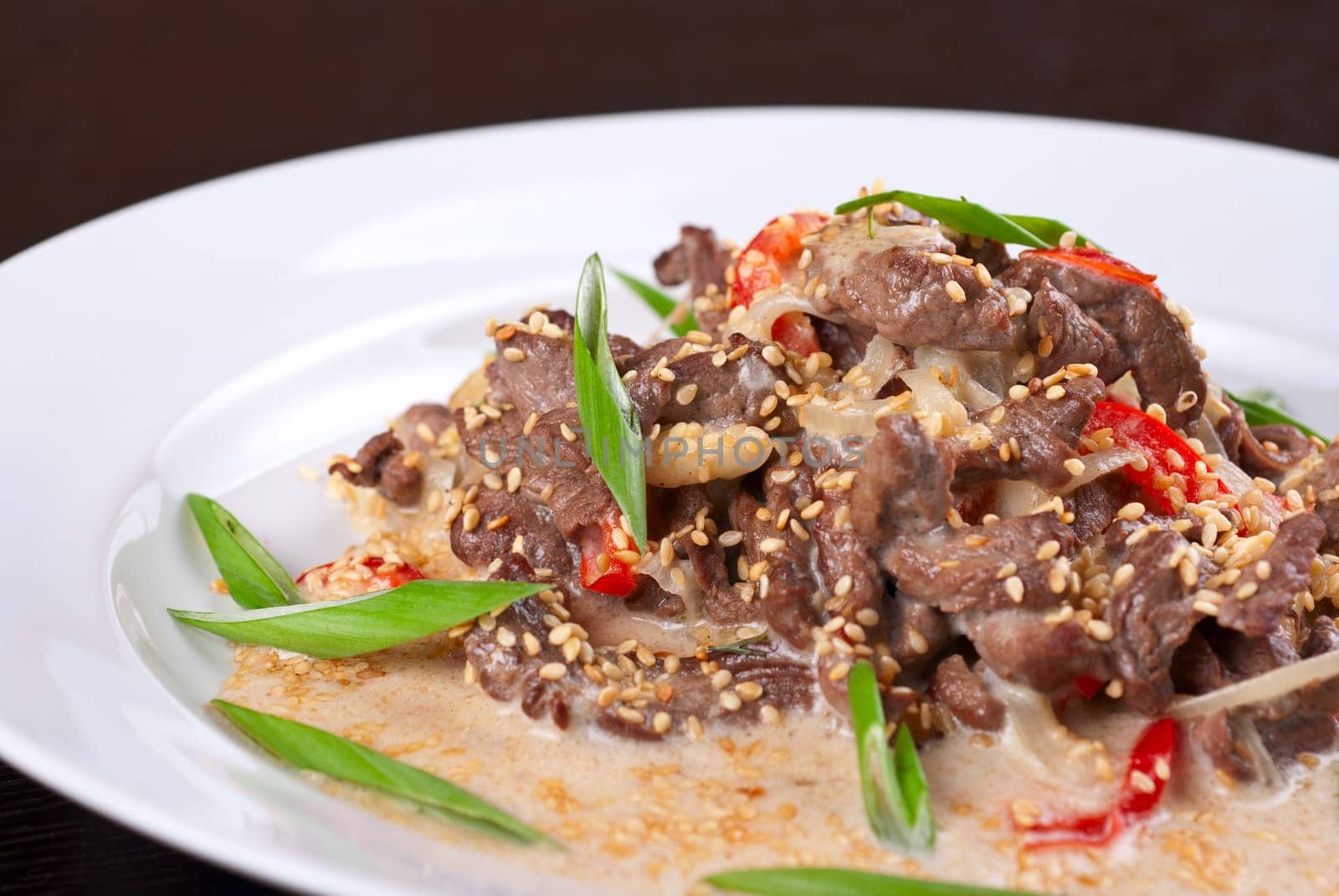 tasty dish of sliced beef roasted with vegetables