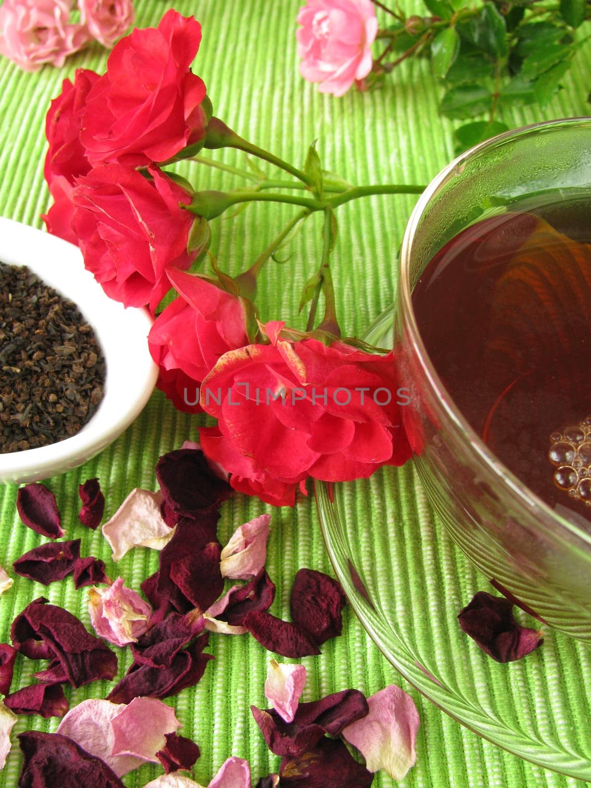 Black tea with rose petals