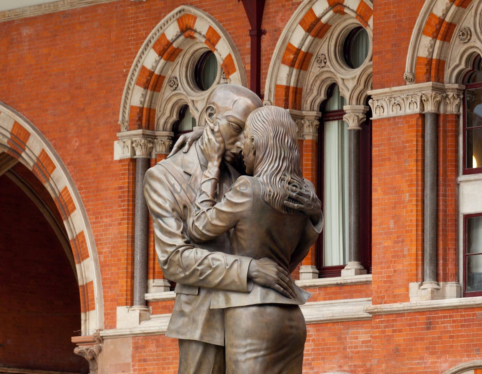 LONDON - SEPTEMBER 21: The Meeting Place greets travelers from Europe in St Pancras Station on September 21, 2011. Passengers arriving for the 2012 Olympics are met with this statue erected in 2007.