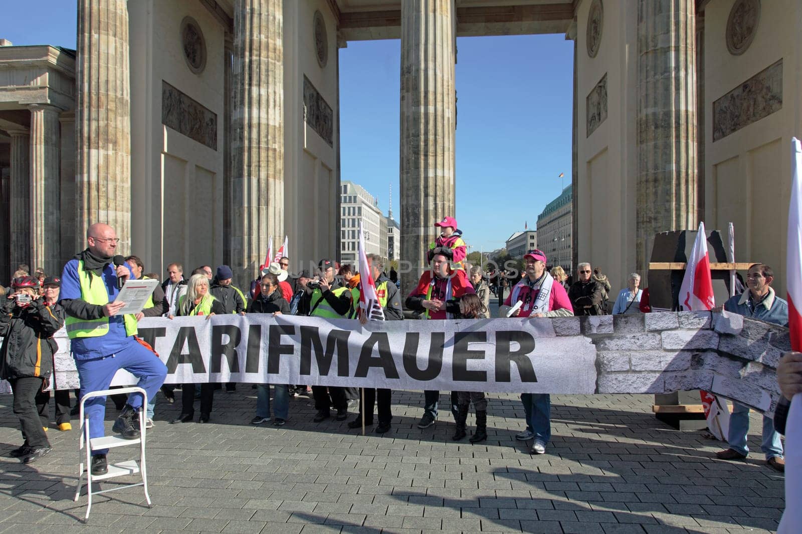 Demonstration of Verdi in Berlin on 16.10.2011 in front of the Brandenburg Gate