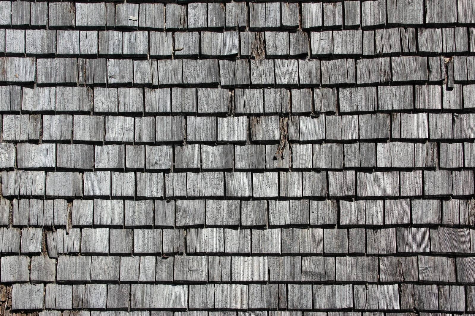 Roof with wooden shingles