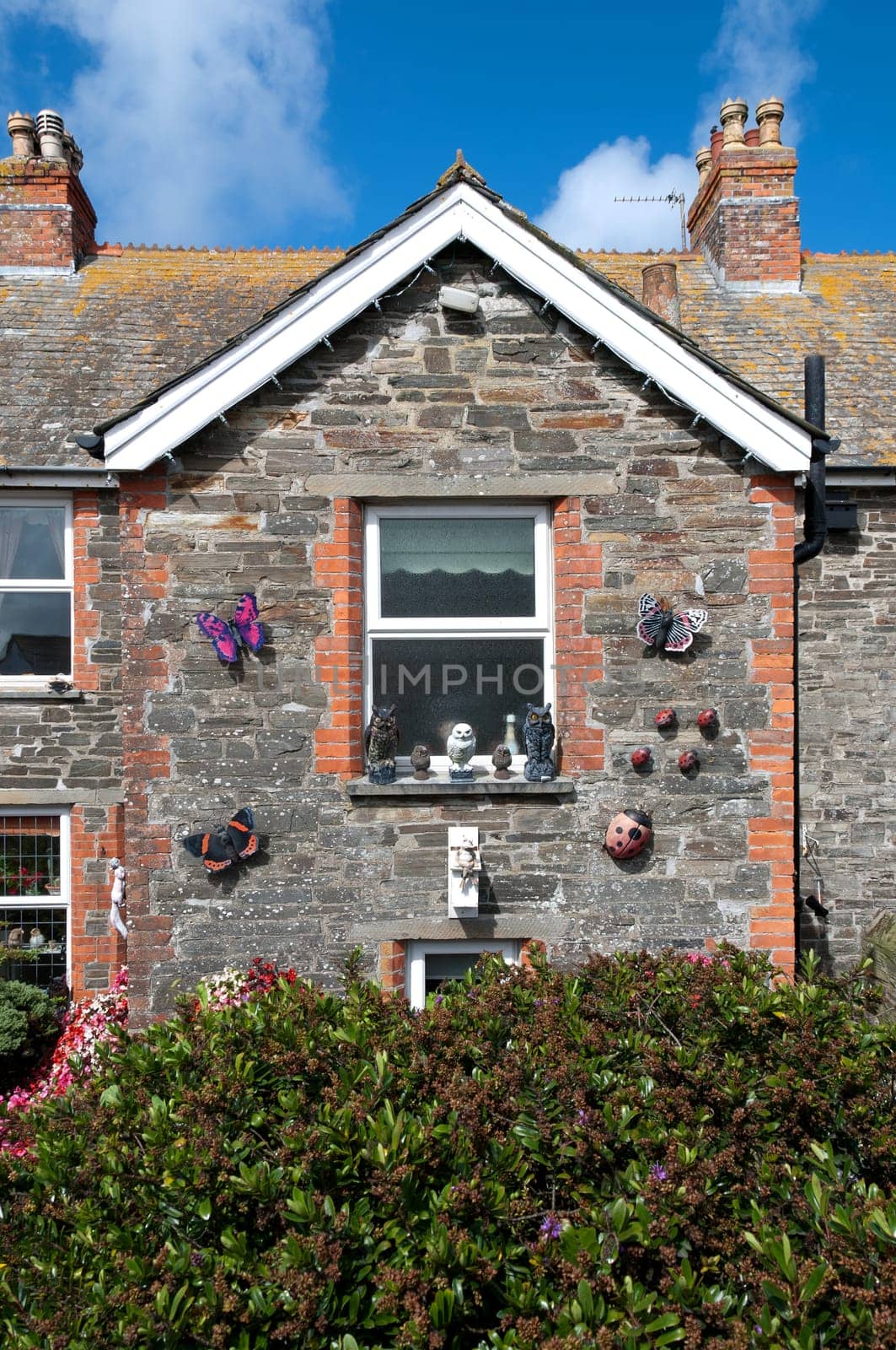 house with walls decorated in tintagel in cornwall