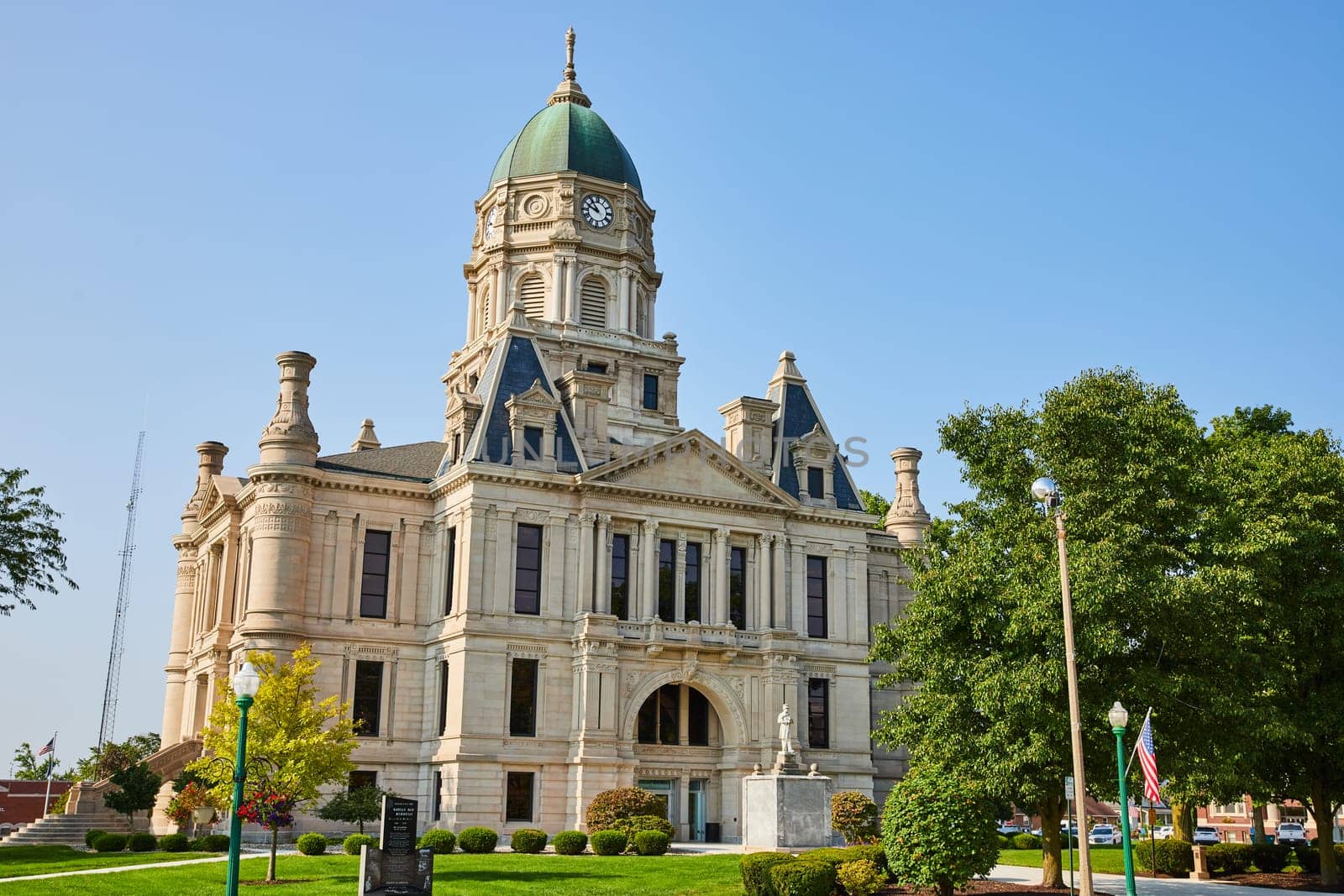 Image of Columbia city courthouse on bright and sunny summer day