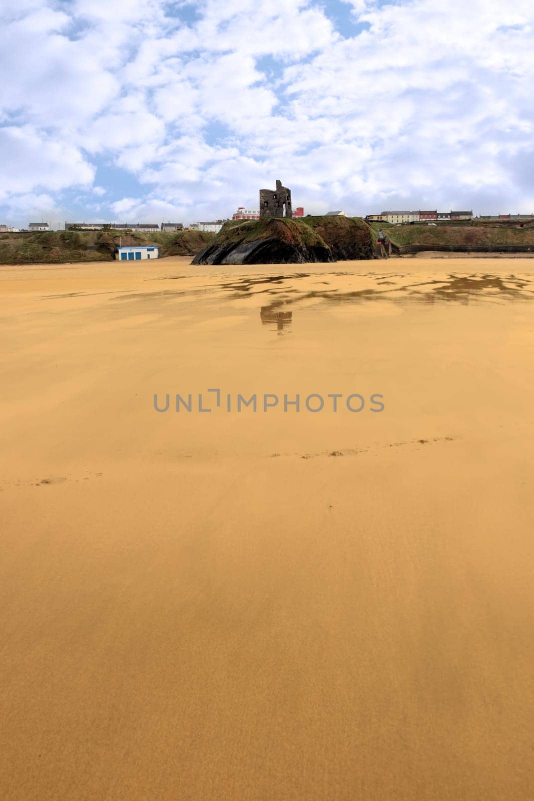 the old ruin of a castle in ballybunion overlooking the beach