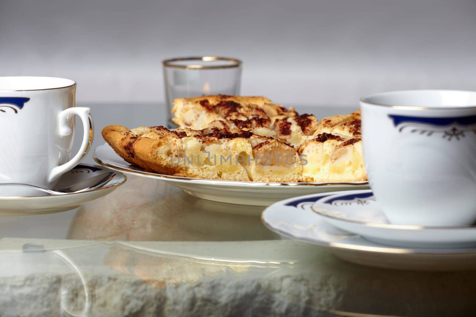 Apfelkuchenstücke und Teller - Pieces of apple pie on a plate