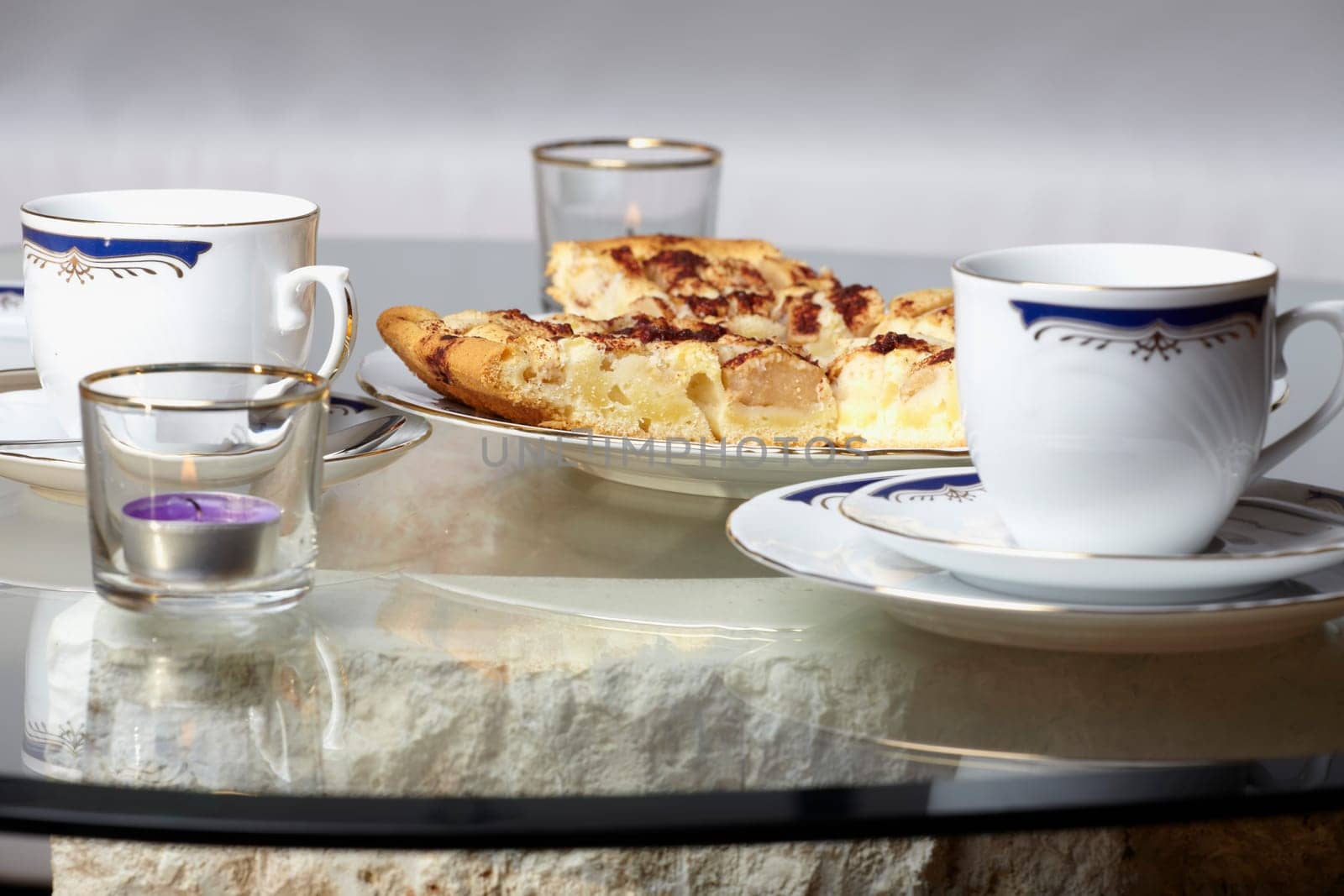 Apfelkuchenstücke und Teller - Pieces of apple pie on a plate