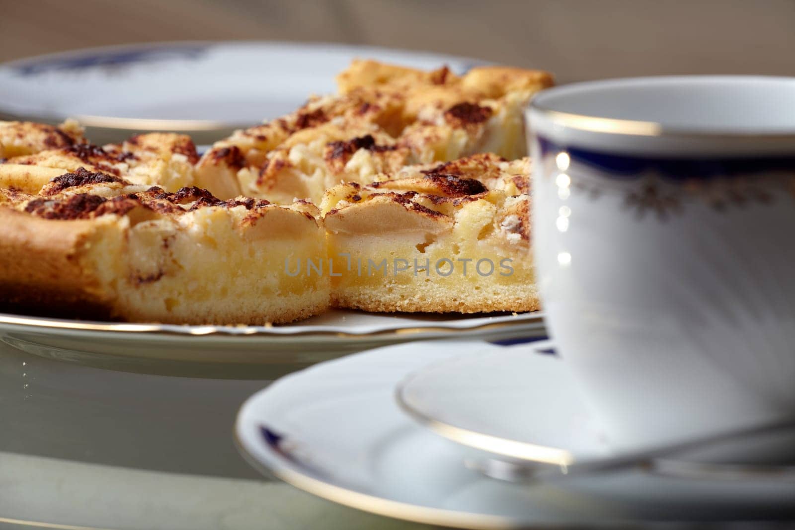 Apfelkuchen und Kaffeegedeck - apple pie and coffee set