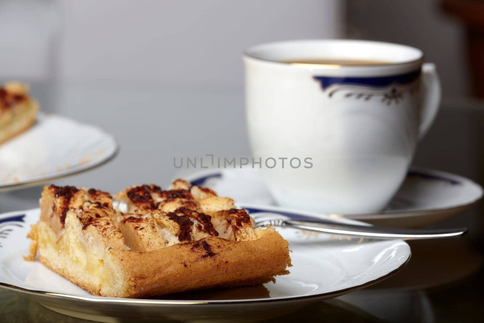 Apfelkuchen und Kaffeegedeck - apple pie and coffee set