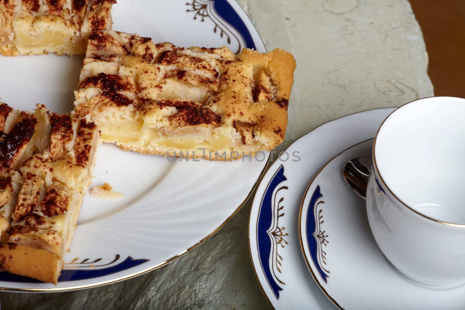 Apfelkuchen und Kaffeegedeck - apple pie and coffee set