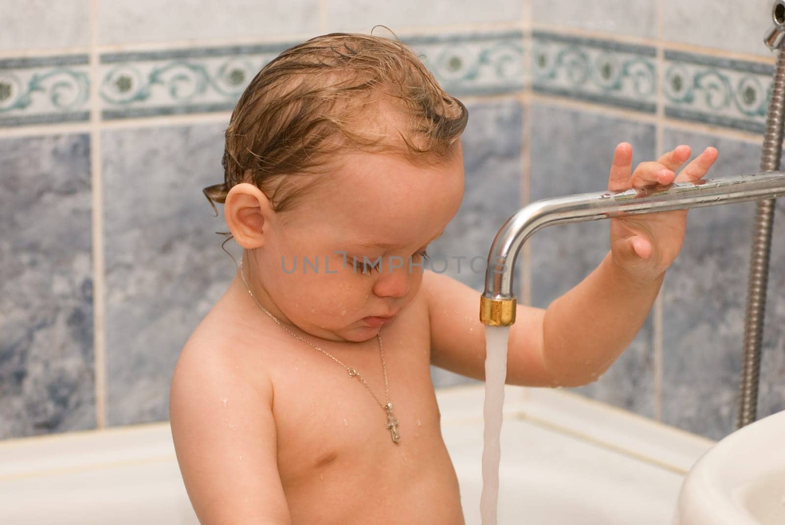 Baby bathes in the bath
