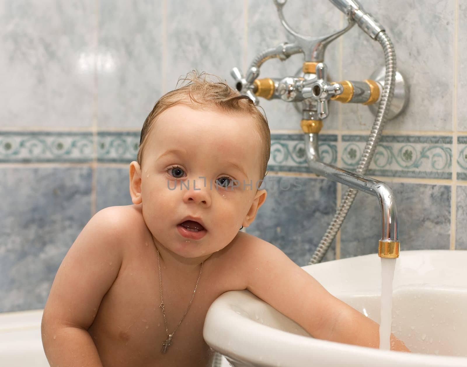 Baby bathes in the bath