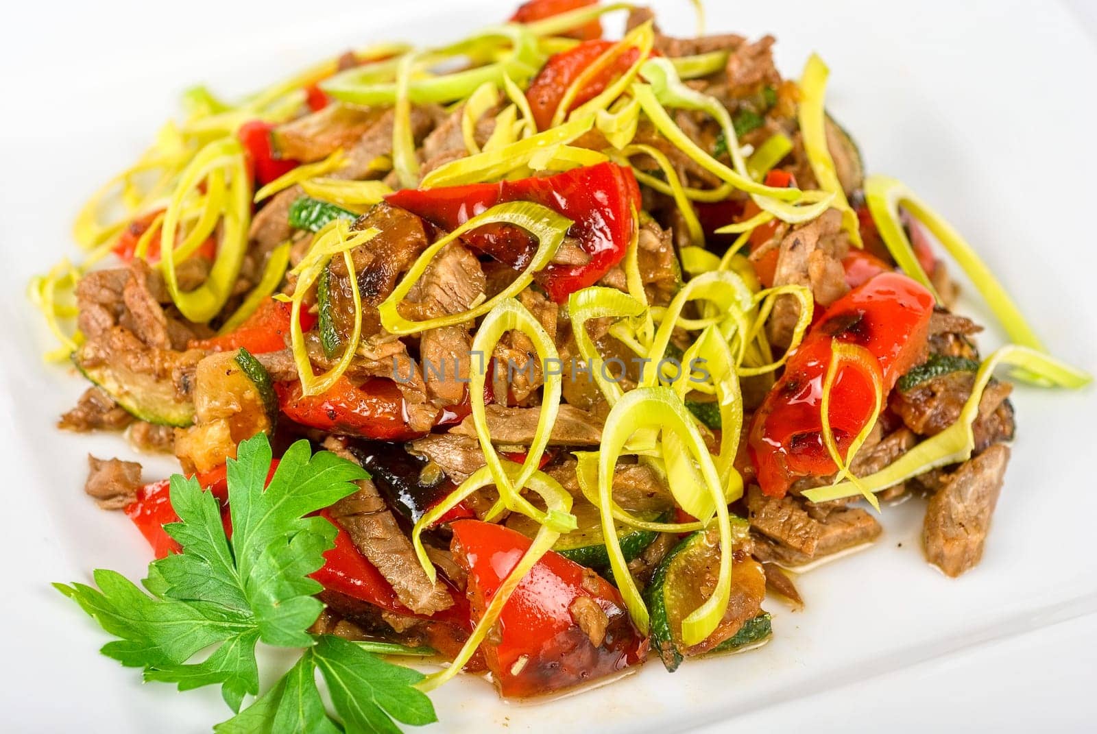 spicy salad of grilled beef with pepper, marinated cucumbers, onion, apple and champignons