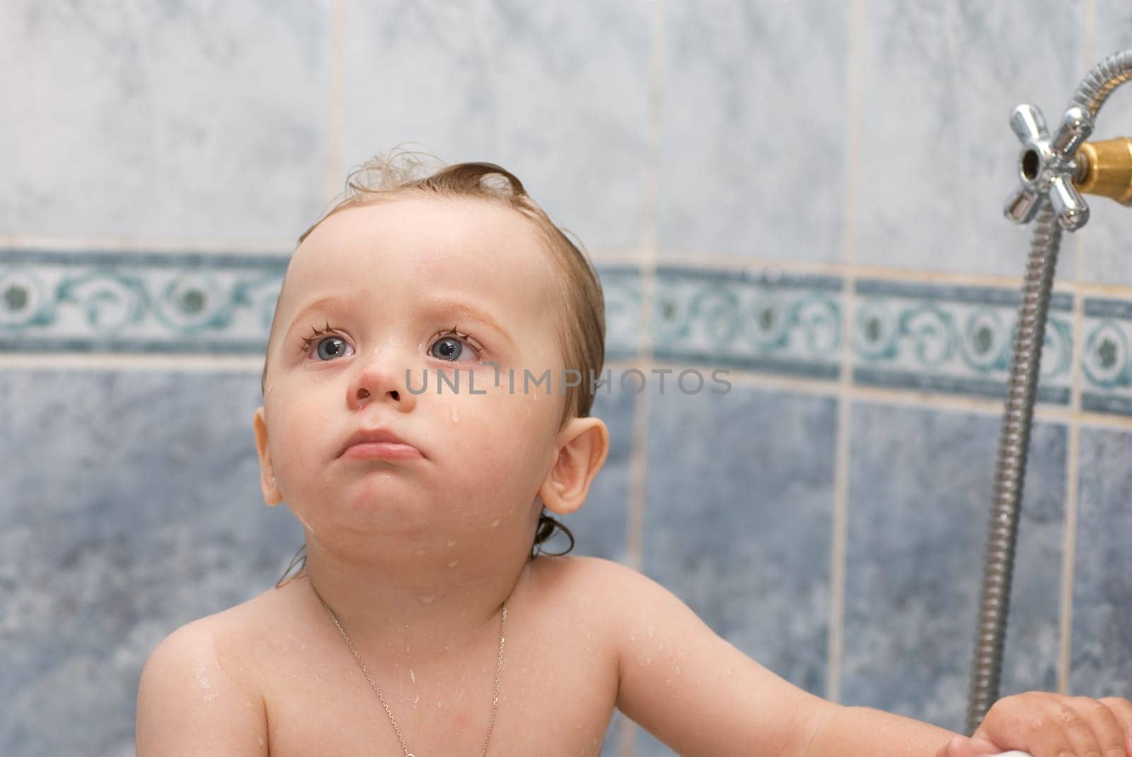 Baby bathes in the bath