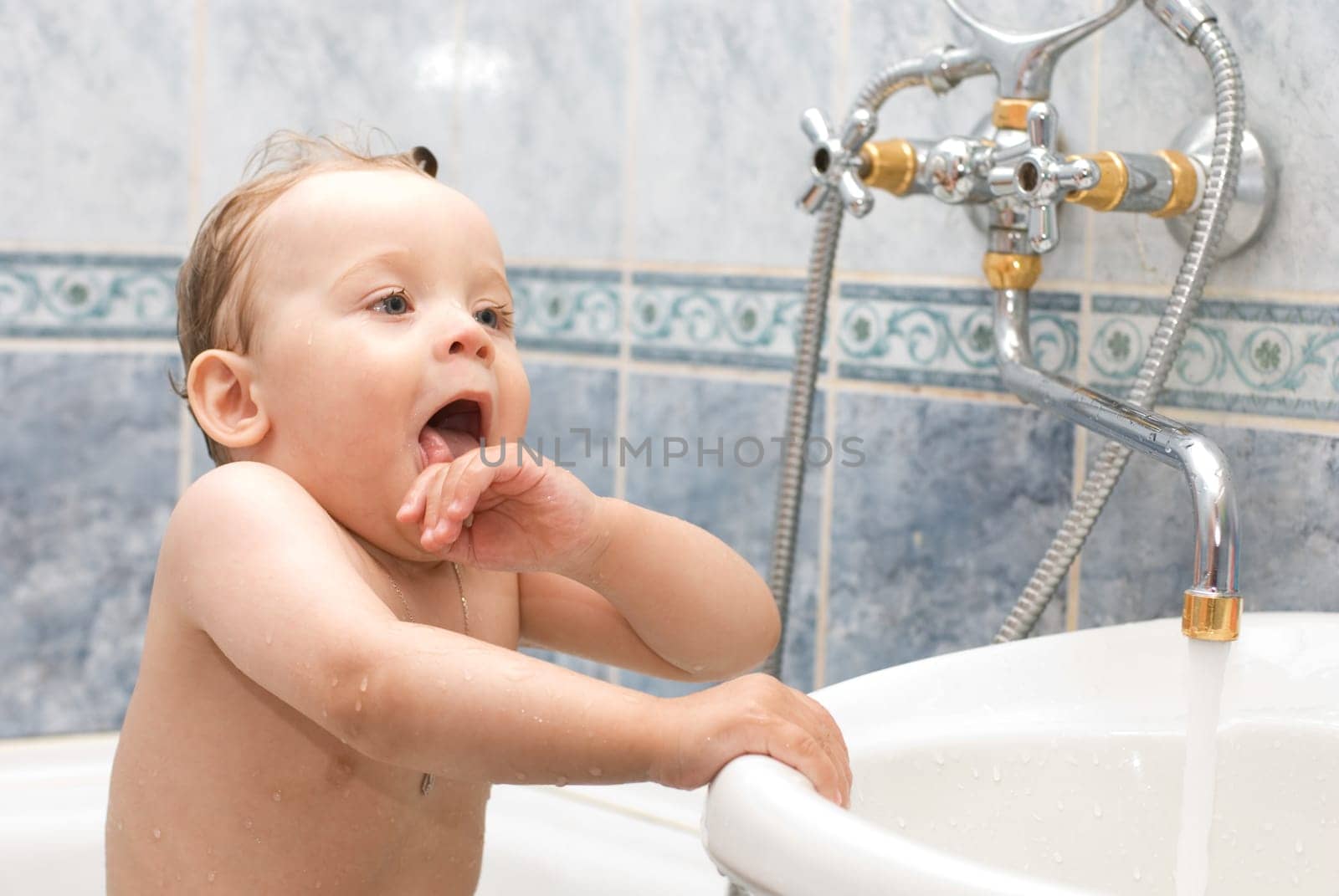 Baby bathes in the bath