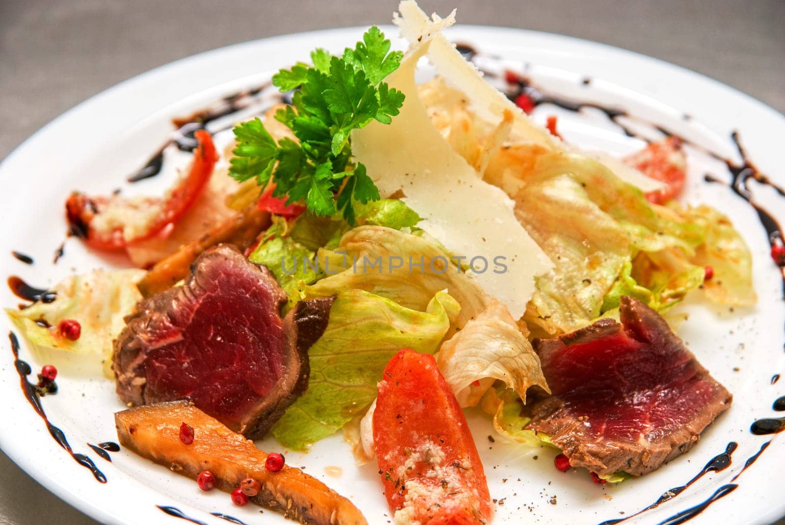 salad with roast beef, chinese cabbage, parmesan cheese, courgette, pepper and tomato