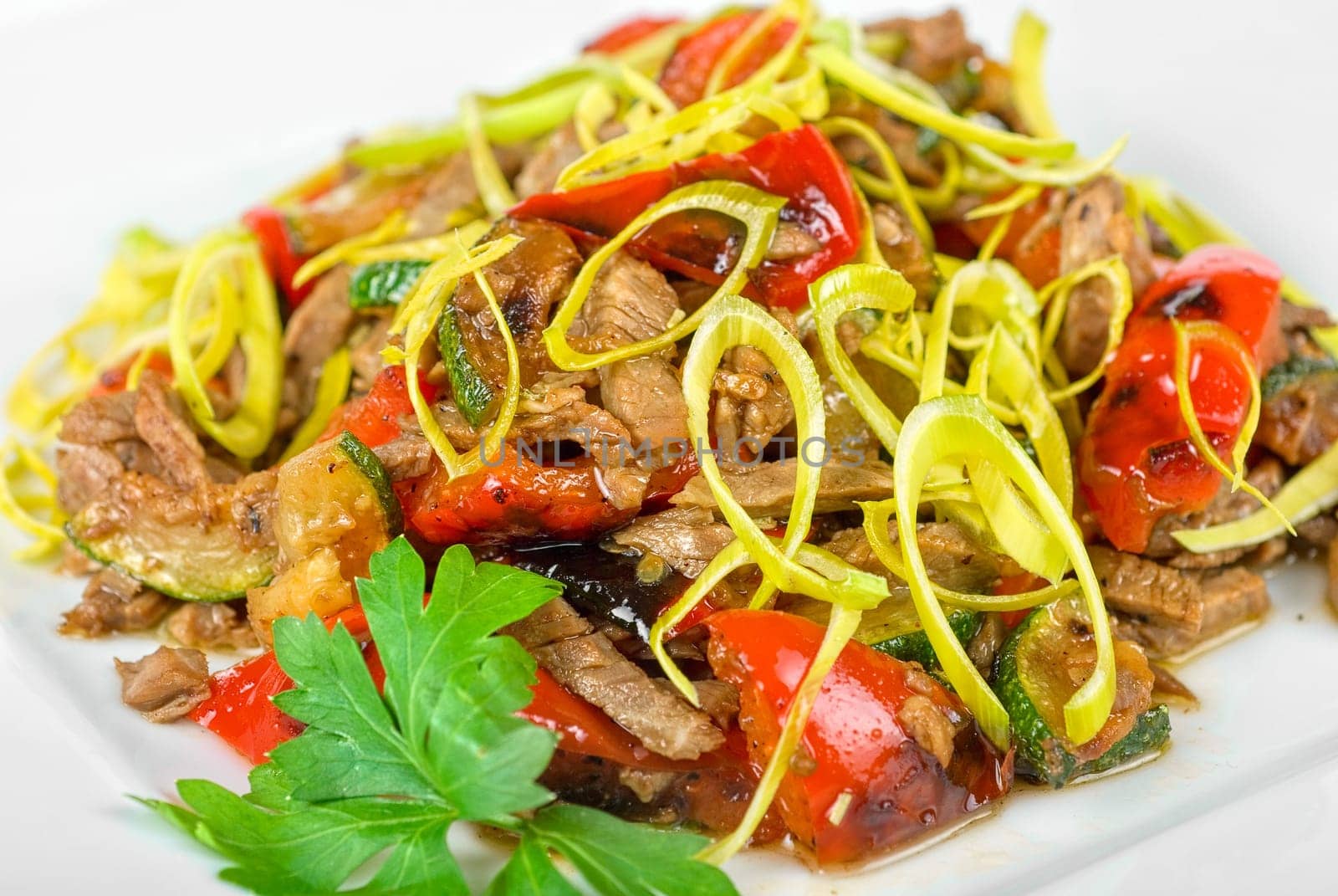spicy salad of grilled beef with pepper, marinated cucumbers, onion, apple and champignons