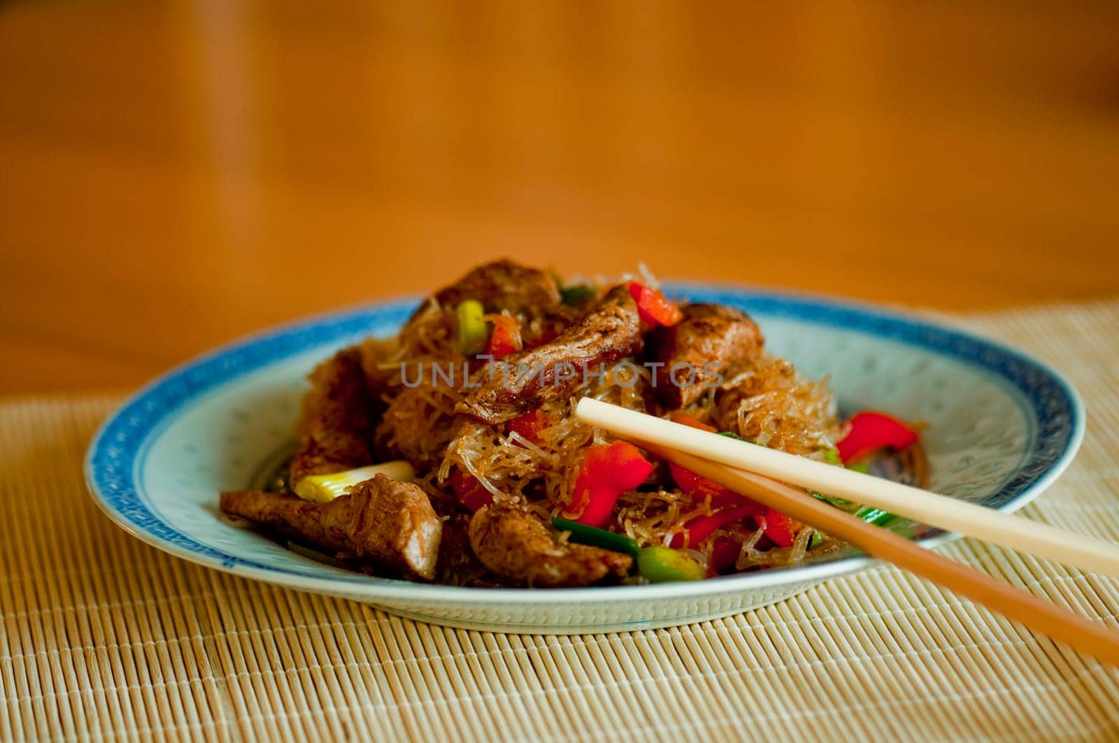 Schweinefiletstreifen mit gebratenen Reisnudeln und Paprika / Pork fried rice noodles and strips of red pepper