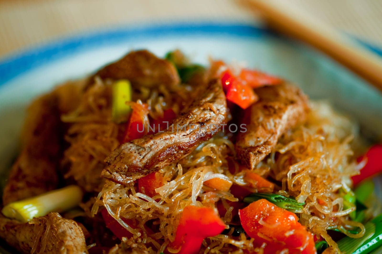 Schweinefiletstreifen mit gebratenen Reisnudeln und Paprika / Pork fried rice noodles and strips of red pepper