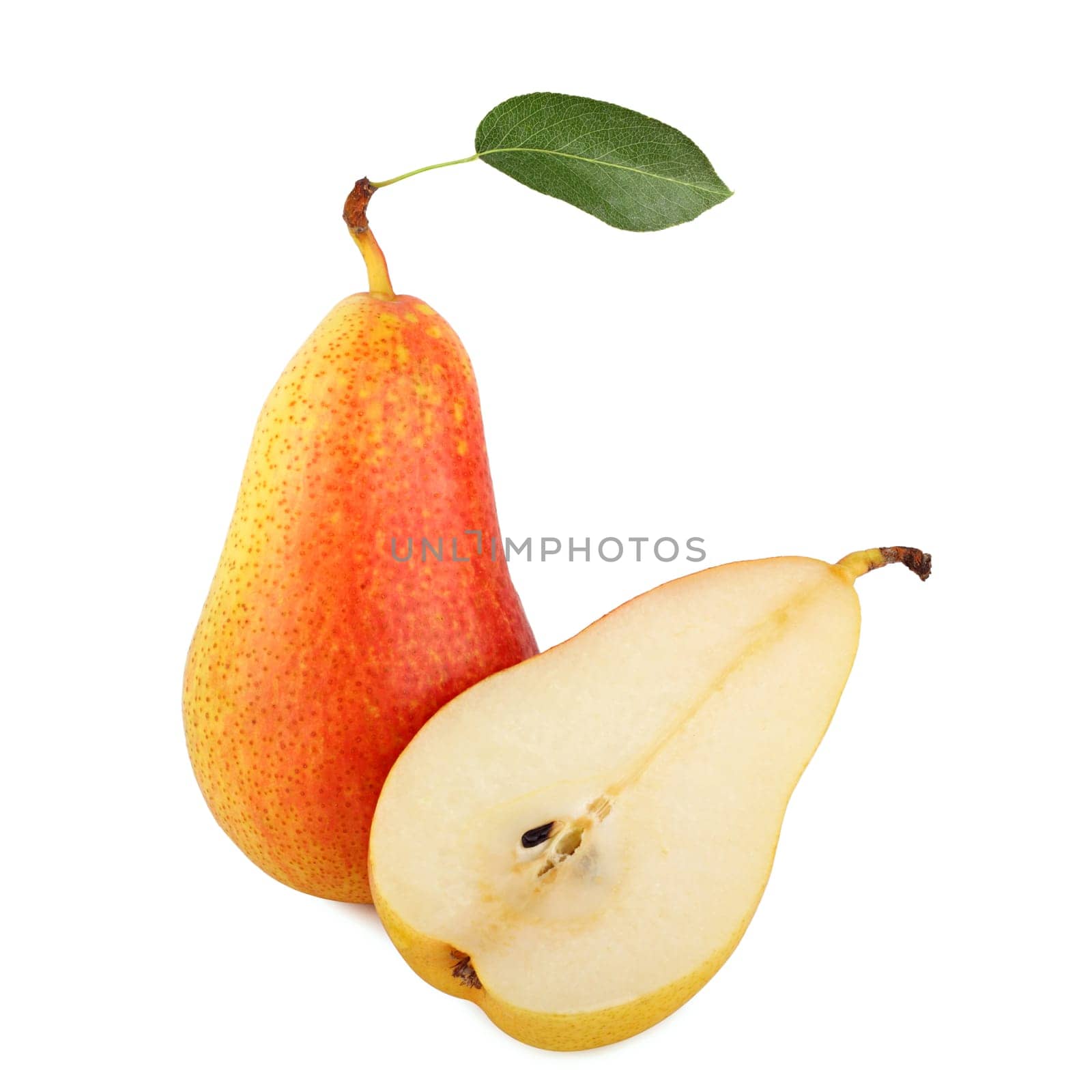 Fresh pears with green leaf