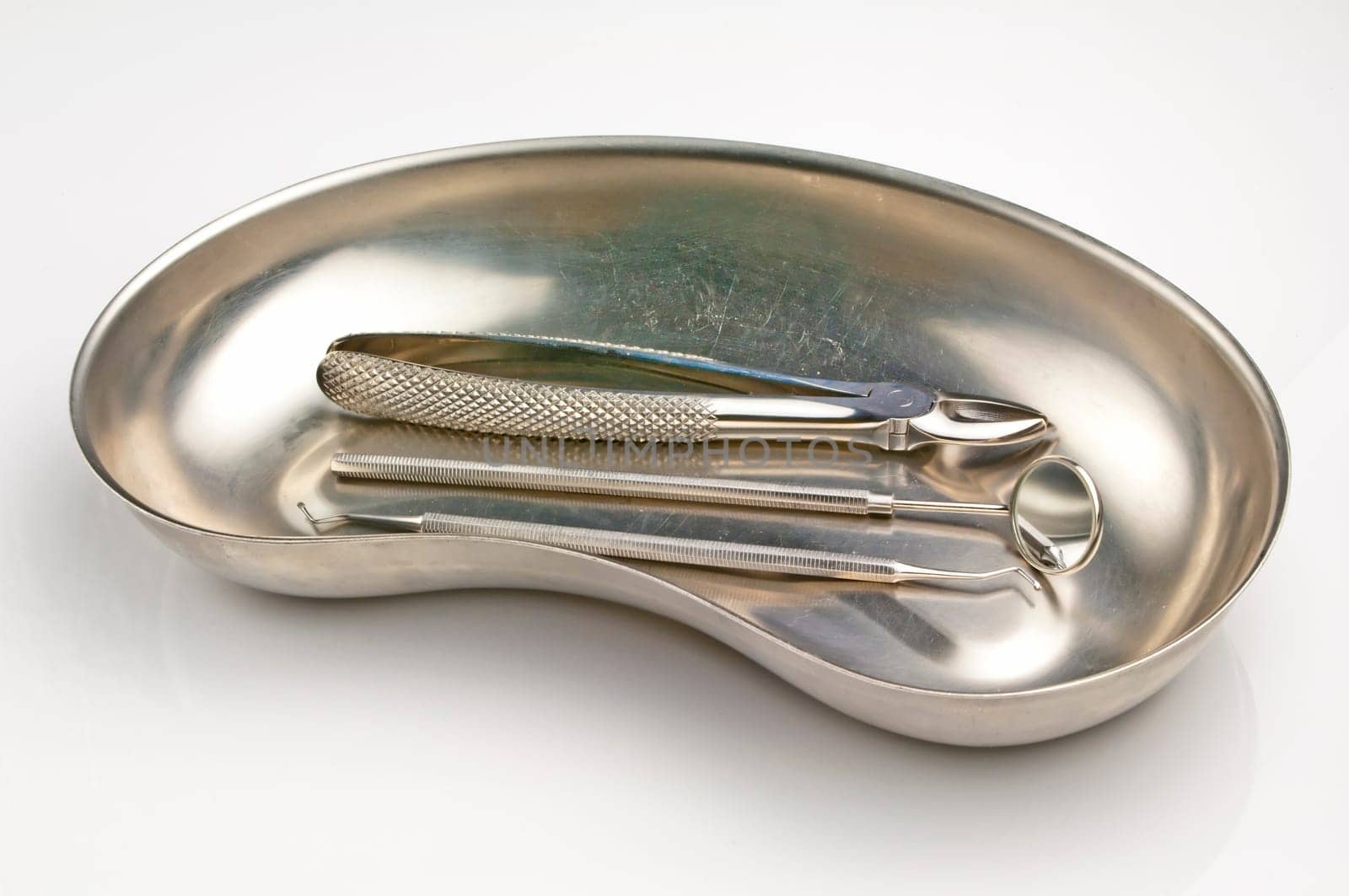 Kidney dish with dental instruments
