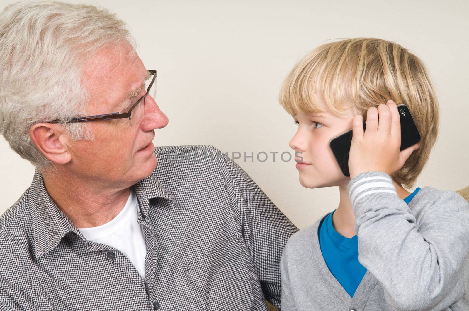 This kid learns his grandpa to use a smartphone