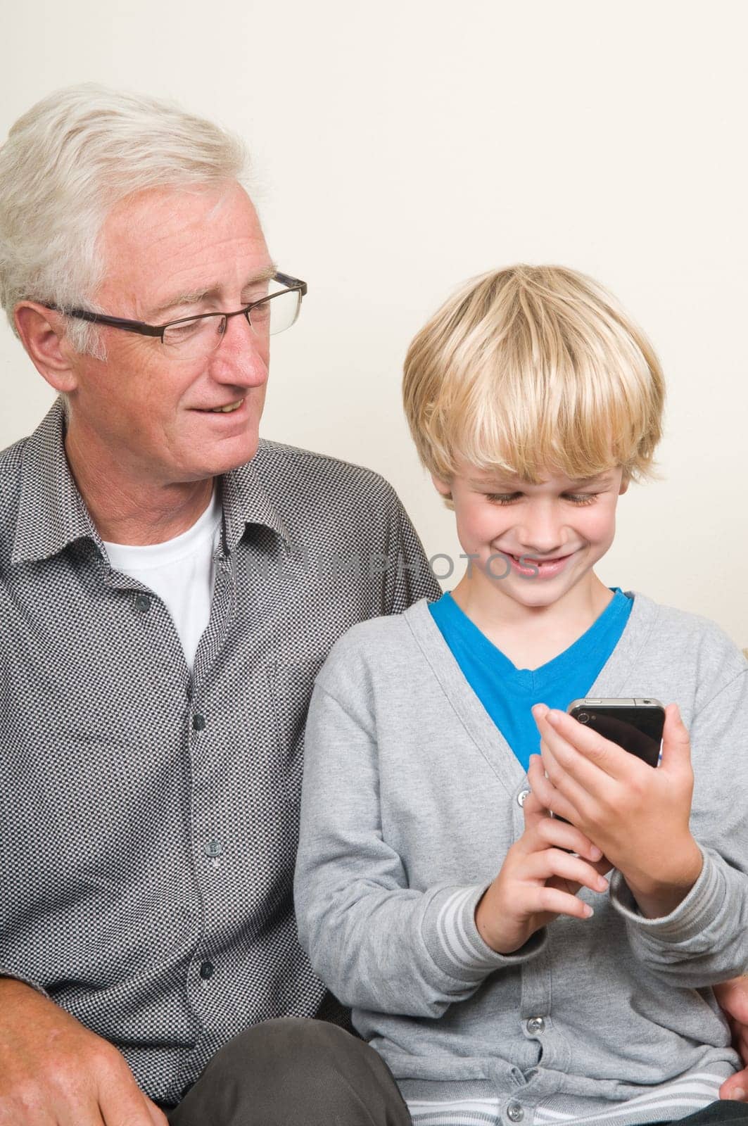 This kid learns his grandpa to use a smartphone