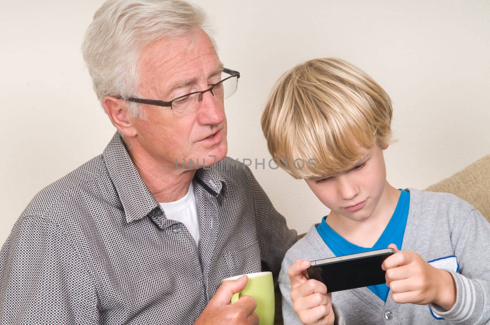 This kid learns his grandpa to use a smartphone