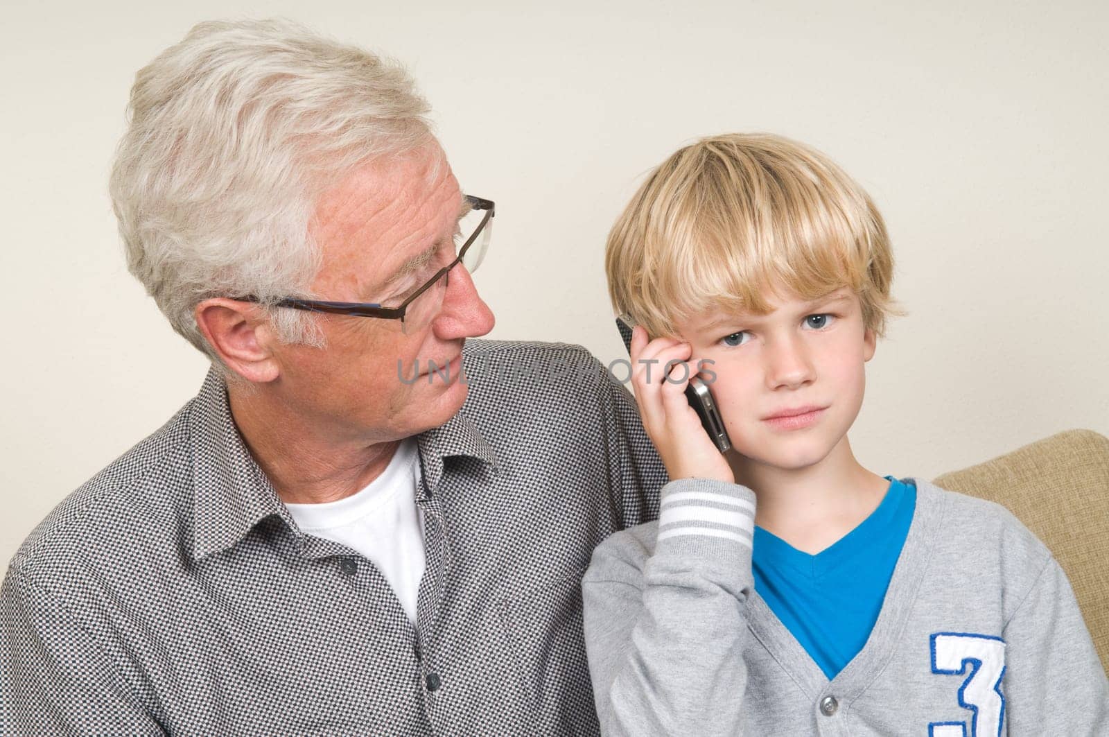 This kid learns his grandpa to use a smartphone