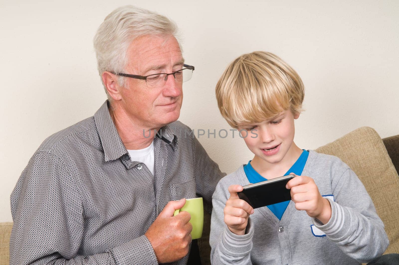 This kid learns his grandpa to use a smartphone