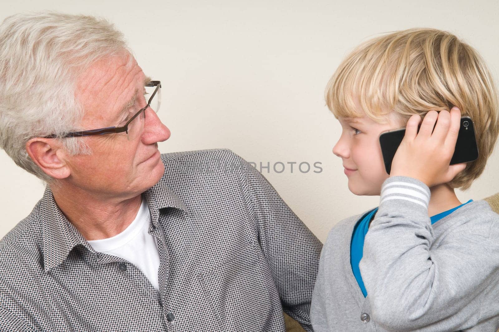 This kid learns his grandpa to use a smartphone