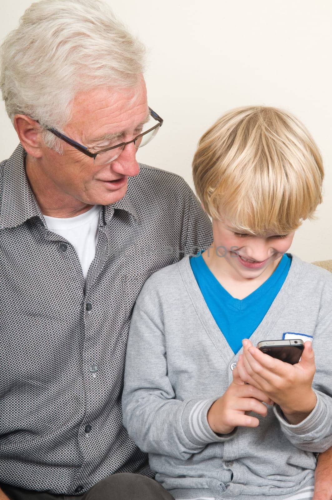 This kid learns his grandpa to use a smartphone